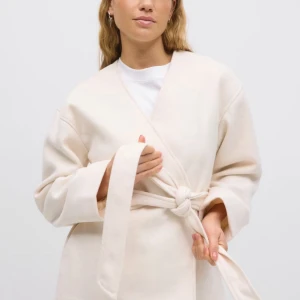 Kappa från Ginatricot - Använd typ två gånger, kommer aldrig till användning. I nytt skick liksom.