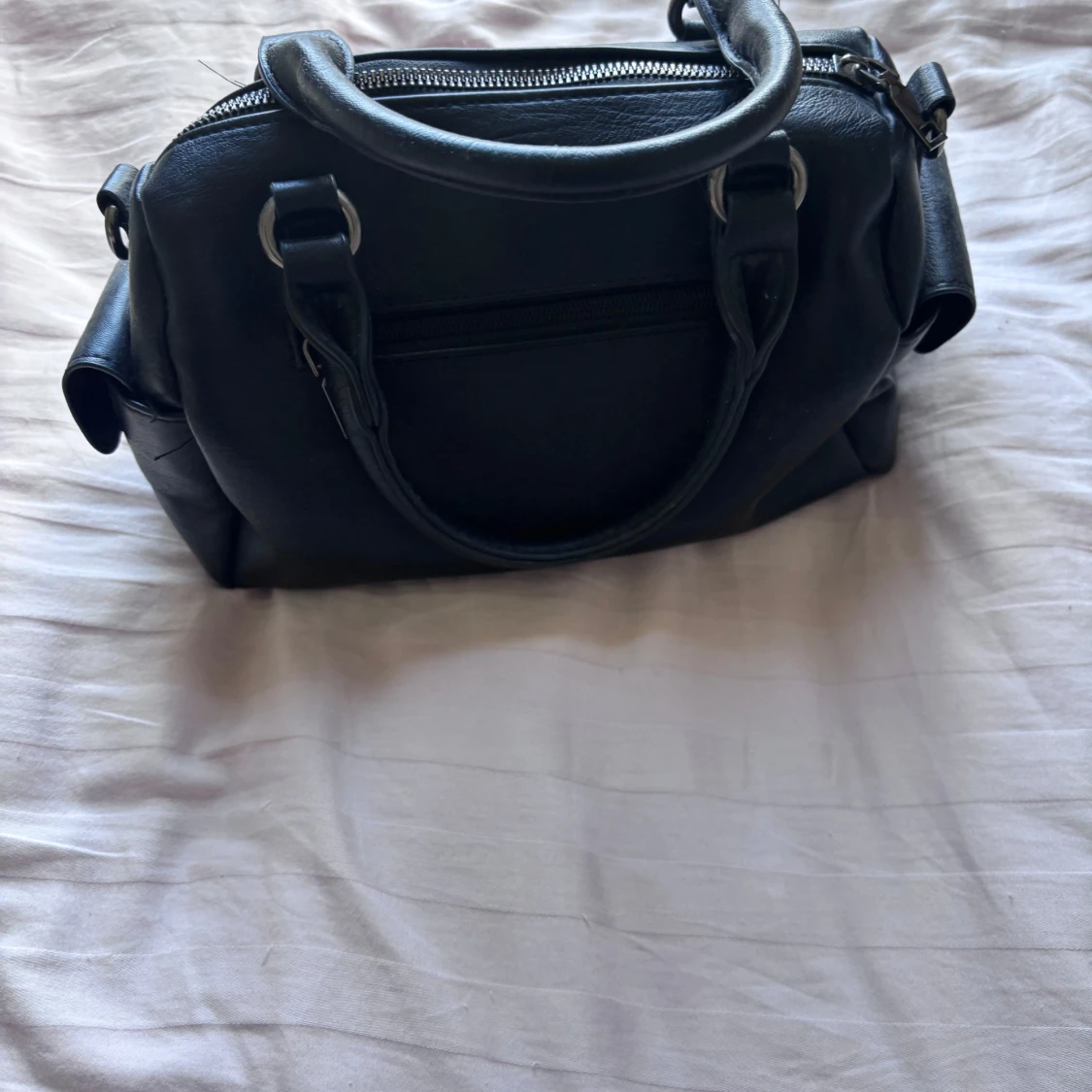 Svart handväska med nitar och spännen - 1