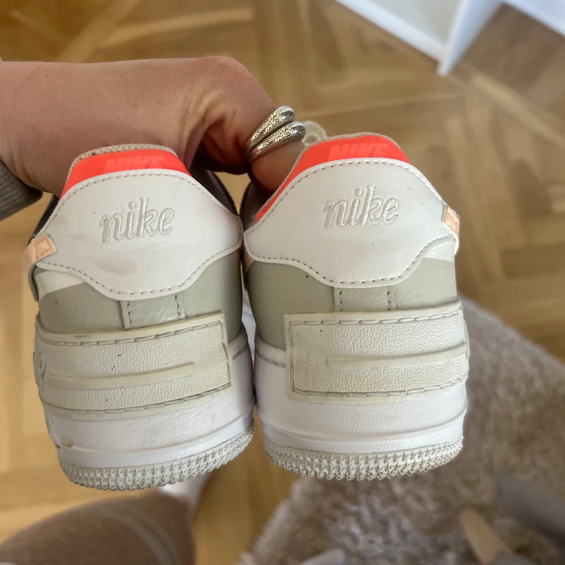 Nike Air Force 1 sneakers med persikofärgad swoosh - 4