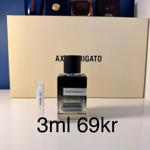 Y Eau de Parfum 3ml samples från Yves Saint Laurent - Y Eau de Parfum från Yves Saint Laurent i 3ml sprayflaska. Doften är aromatisk, fräsch och kryddig med inslag av trä, citrus och amber. Perfekt för dig som gillar moderna och maskulina parfymer.
