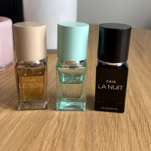 3 Mini CAIA Parfym - Säljs som mini 3 parfymer för jag har tröttnat på dem och dofter passar ej mig å min personlighet. Den svarta är ca 20 procent kvar. Medan den gröna är ca 80% procent å beige är ca 90 procent kvar. Vill sälja dom alla tre tillsammans pga rensning. 