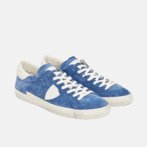 Blå mocka sneakers från Philippe Model - Snygga blå sneakers i mocka från Philippe Model med vita detaljer och snörning. Skorna har en klassisk låg profil, vit sula och rund tå. Perfekta för dig som gillar stilrena och sportiga skor med premiumkänsla. HELT NYA 7 st i olika storlek ,42,43,44,45. Fast pris. Nypris 3800kr