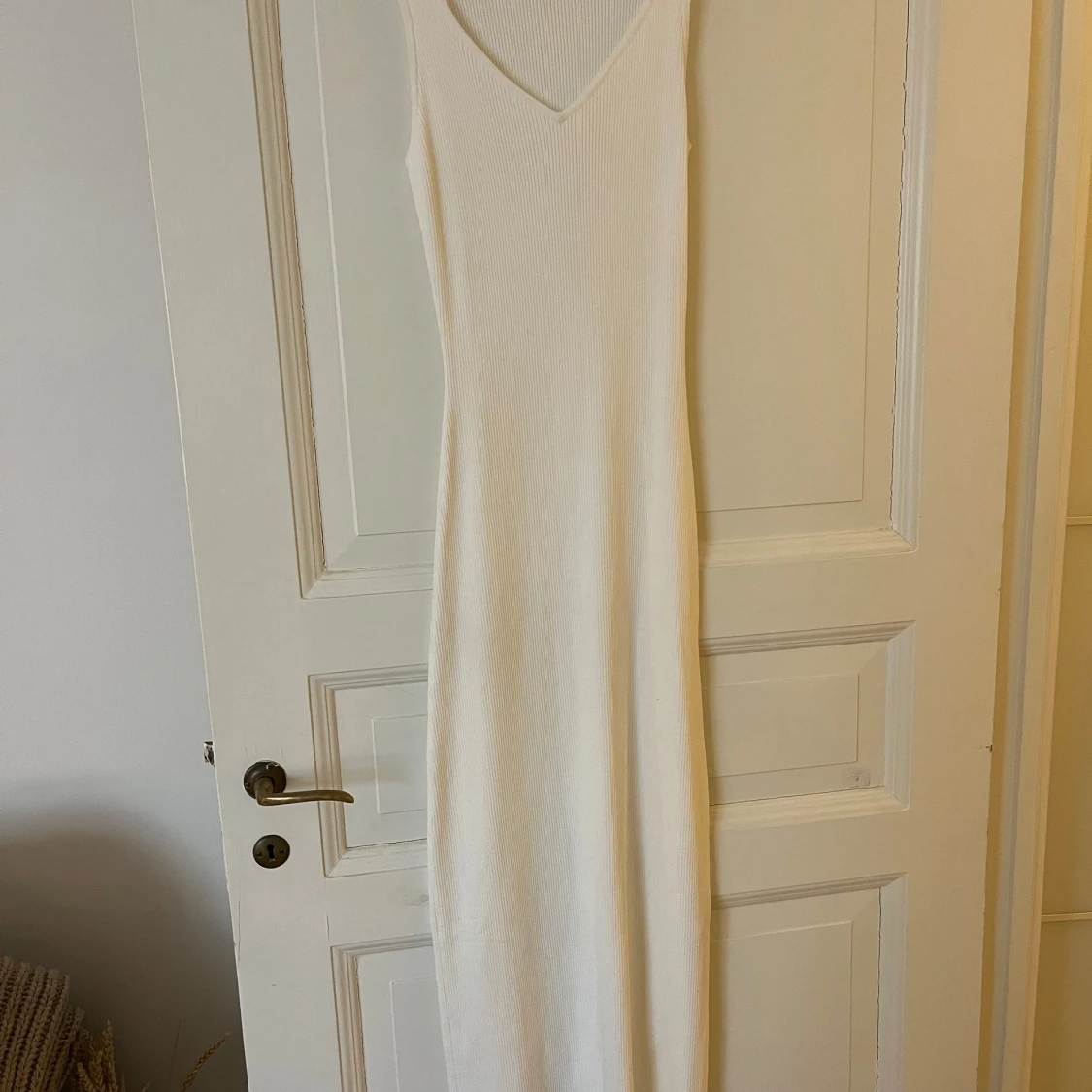 Vit ribbad långklänning från NA-KD