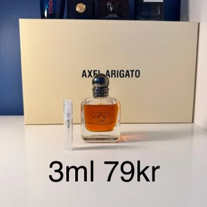 Emporio Armani Stronger With You Intensely 3ml sampels - Emporio Armani Stronger With You Intensely är en herrparfym med tydliga toner av vanilj, amber och kanel. Doften är söt, varm och kryddig med inslag av karamell och aromatiska noter. Säljer 3ml decant i sprayflaska.