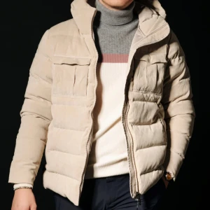 Monel Tignes jacka - Säljer en beige pufferjacka från Monel. Köpt på NK, nypris 6165 kr. Enbart använt vid 2 tillfällen