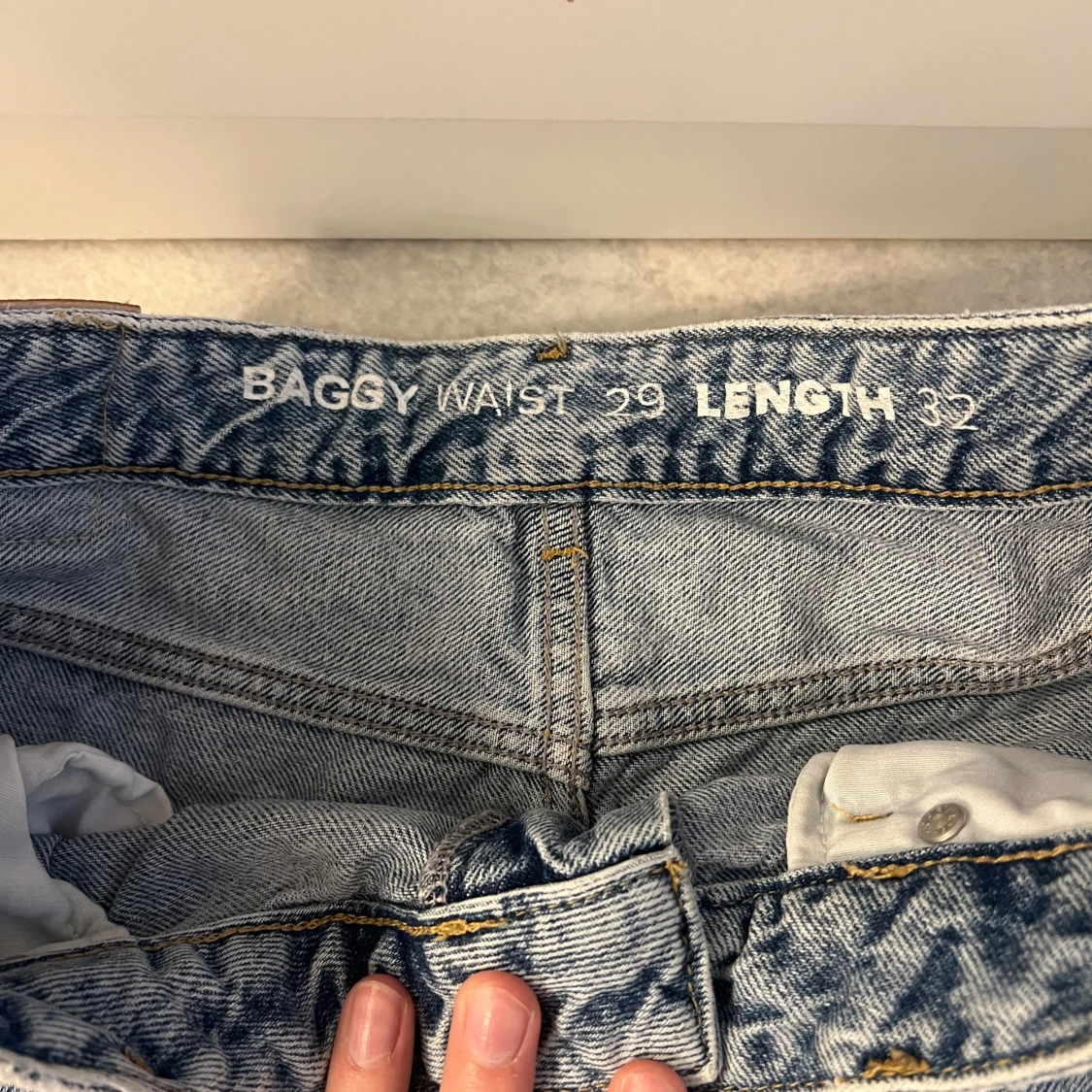 Baggy ljusblå jeans från Never Denim - 1