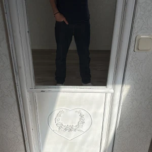 Levi's 522 blå jeans - Säljer ett par klassiska blå Levi's 522 jeans med raka ben och snygga kontrastsömmar. Byxorna har fem fickor, läderpatch bak och normal passform. Perfekta för dig som gillar tidlös denimstil. Skick 9/10 få med ett bälte på köpet