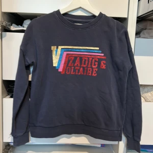 Mörkblå sweatshirt från Zadig & Voltaire - Cool mörkblå sweatshirt från Zadig & Voltaire med glittrigt tryck i guld, blått, rosa och rött framtill. Går inte att köpa längre! Pris kan diskuteras 💞