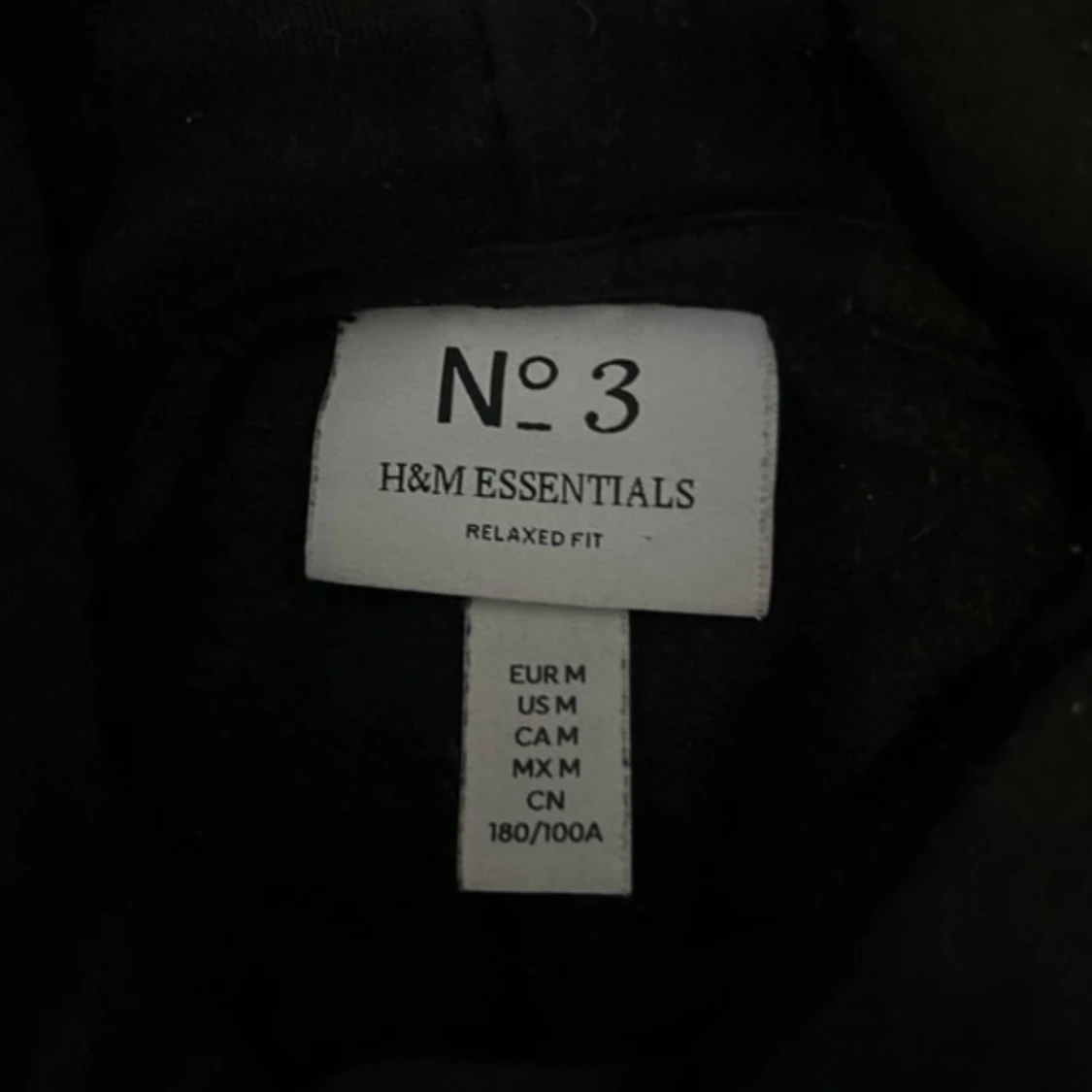Svart hoodie från H&M Essentials - 2