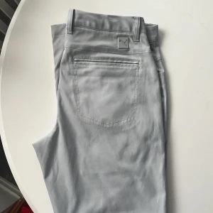 Golfbyxor ljusgrå puma - Jättesköna golfbyxor från Puma. 