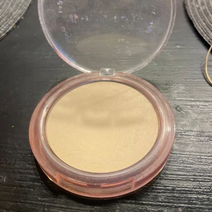 Smink puder - Ett fint puder! Den är använd kanske 2 gånger, ända felet på den är att texten har försvunnit! Den lägger sig fint o gämnar ut sminket