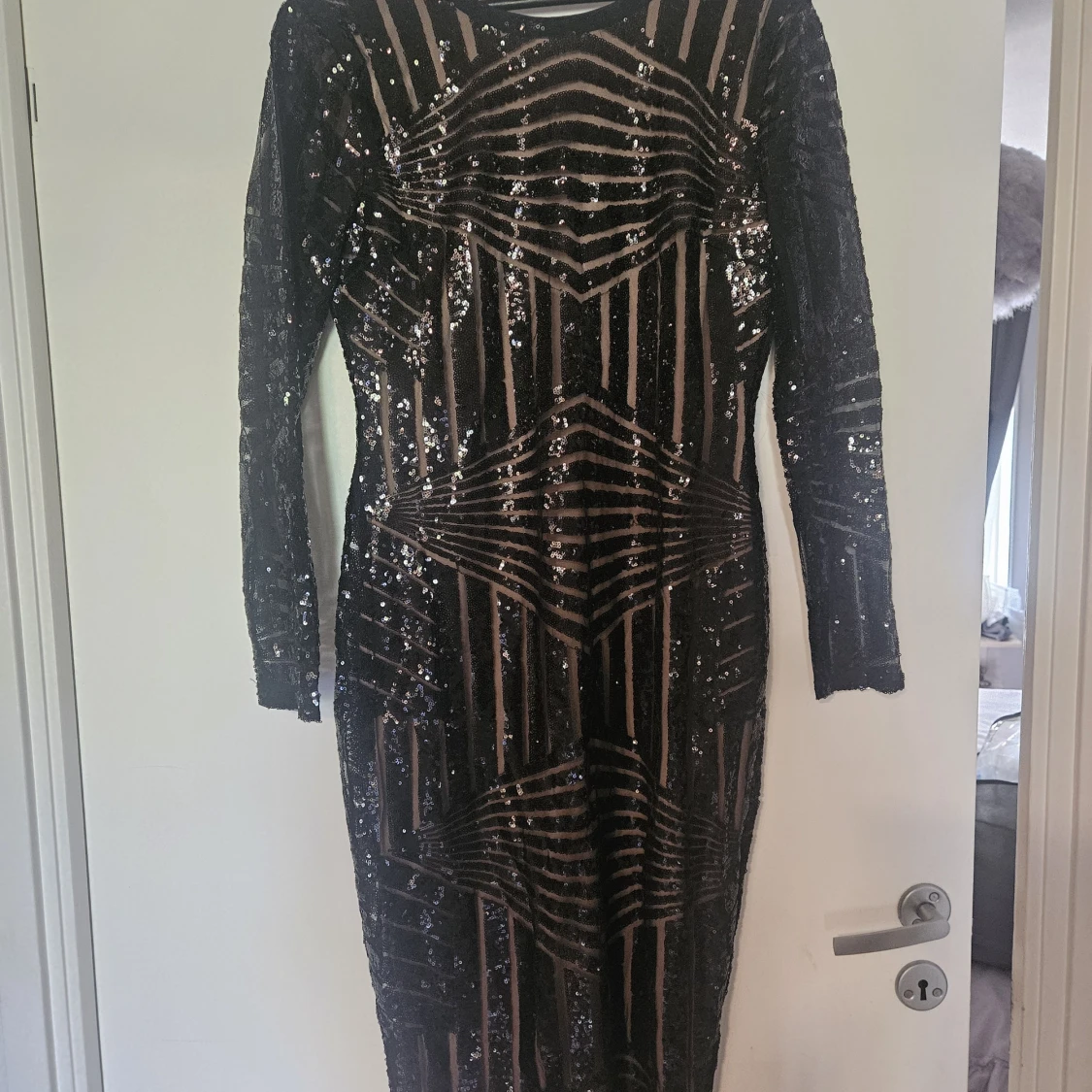 Svart glittrig långklänning från Boohoo