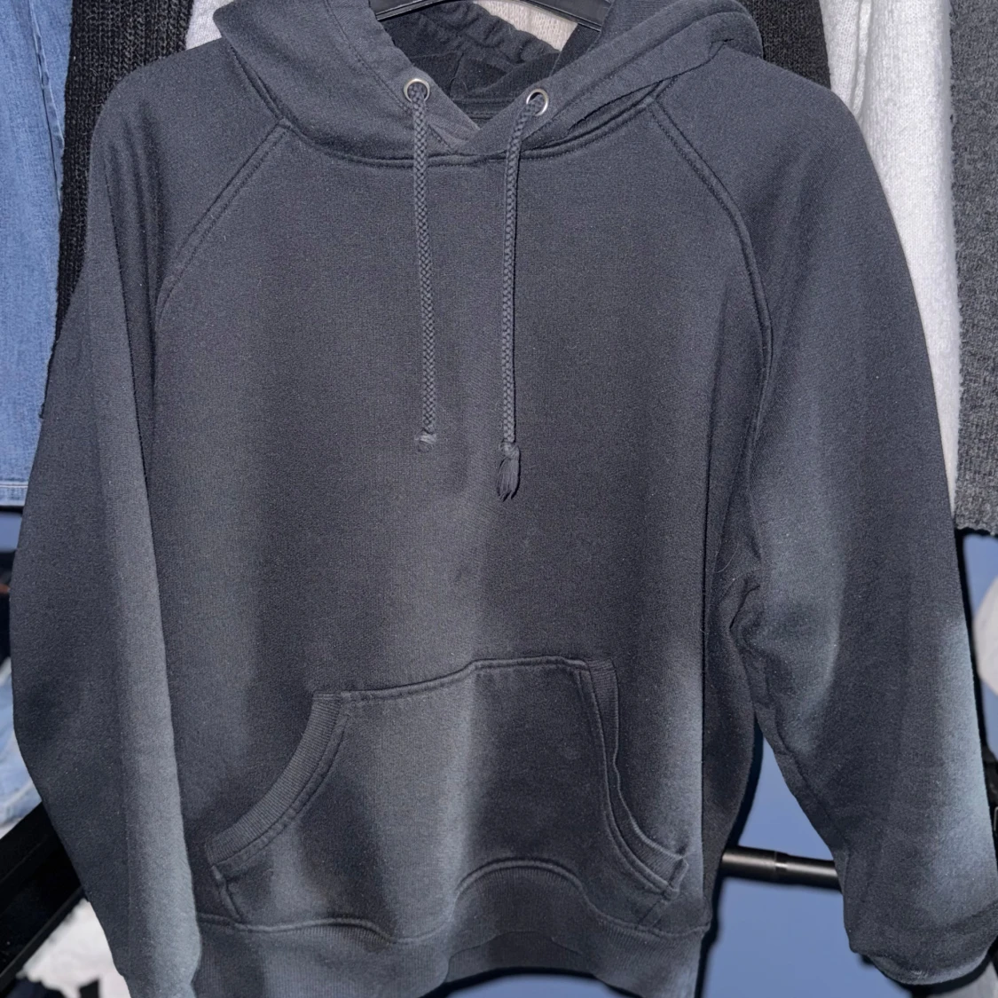 Svart hoodie från BikBok