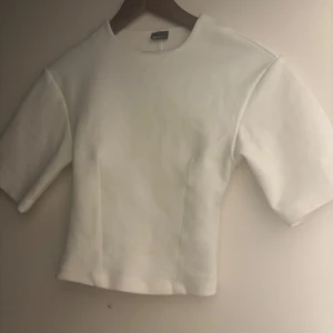 Vit croppad topp från gina❤️❤️ - Säljer en stilren vit croppad topp från gina, fläcken i bilden syns ej när man har på sig tröjan!! ❤️