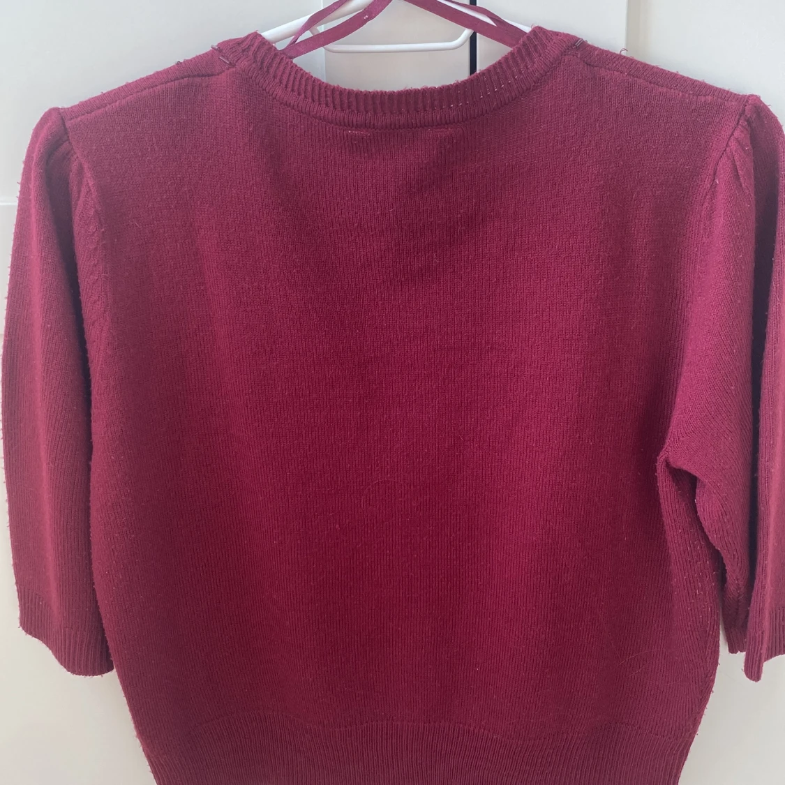 Vinröd kofta med dekorativ rosett - 1