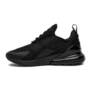 Nike Air Max 270 helsvarta sneakers - Säljer ett par helsvarta Nike Air Max 270 sneakers med  luftbubbla i hälen. Skorna har snörning. Finns små defekter. Priset går att diskutera vid snabb köp.
