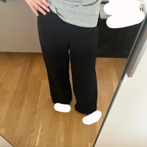 Svarta vida byxor från Boohoo - Säljer ett par svarta, vida byxor från Boohoo. Byxorna har en avslappnad passform och är perfekta för en chill och stilren look. Resår i midjan för extra komfort. Passar dig som gillar loose fit och enkel stil.