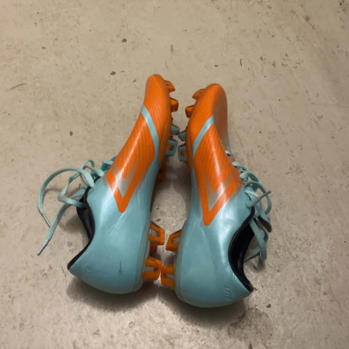 Turkosa och orange fotbollsskor från Umbro - 2