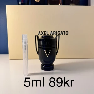 Invictus Victory Elixir 5ml samples - Testa Invictus Victory Elixir från Rabanne i ett smidigt 5ml sprayprov. Doften har tydliga inslag av vanilj, varm krydda, amber och aromatiska toner. Perfekt för dig som vill prova en kraftfull och modern herrparfym.