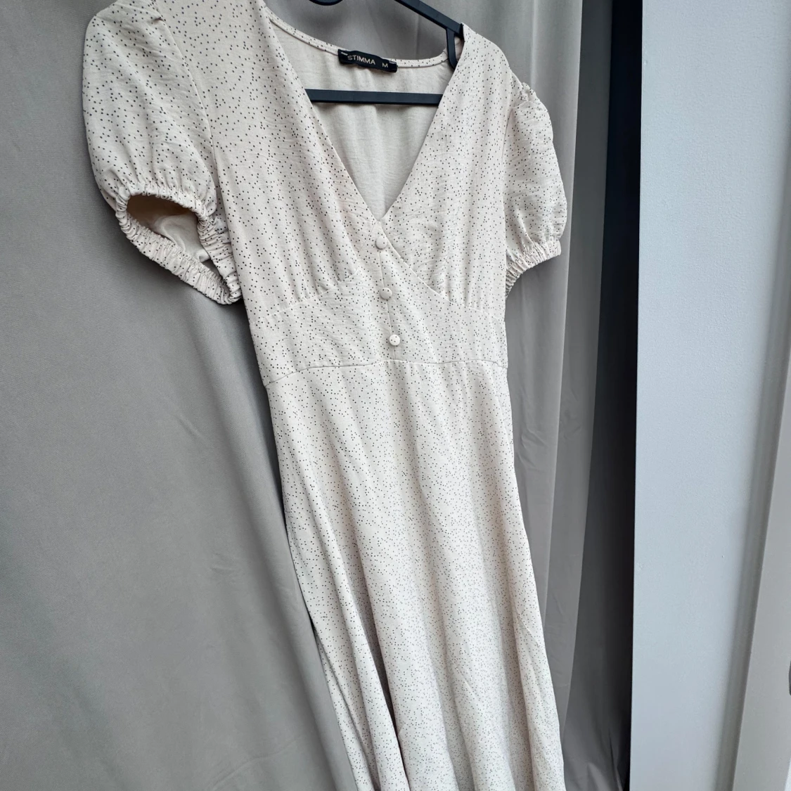 Ljusprickig långklänning från Stinna - 2