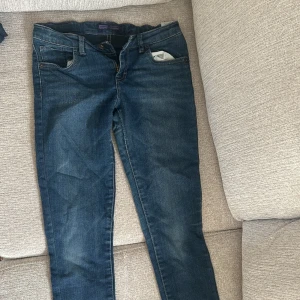 Levi's Denim Legging jeans - Mörkblå jeansleggings från Levi's med klassisk femficksdesign och dragkedja. Byxorna har smal passform och är tillverkade i stretchigt denimtyg för extra komfort. Perfekta för en avslappnad och trendig look.