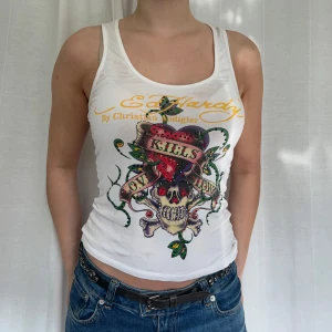 Ed Hardy linne - Vitt Ed Hardy Linne. Storlek L, men den passar mer M (S funkar också) 💓Några rhinestones har ramlat av