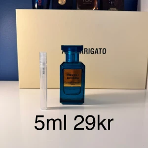 Neroli Riviera Eau de Parfum 5ml samples - Fräsch och livlig parfym med tydliga citrusnoter, inslag av vit blomma, aromatiska och kryddiga toner. Kommer i en blå glasflaska, säljs här som 5ml decant i genomskinlig sprayflaska.