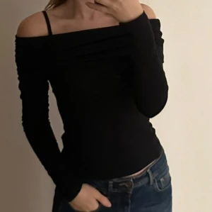 Svart offshoulder topp - Fin, svart långärmad offshoulder topp!
