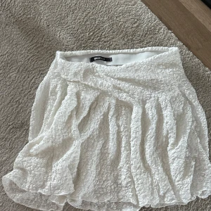 Vit kort kjol från Gina Tricot - Supersöt vit kjol från Gina Tricot med volangig struktur och fluffigt tyg. 💕💕