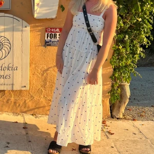 Sommarklänning  - Sommarklänning från Zara Storlek S Perfekt till sommaren och midsommar  Bra skick