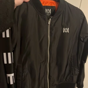 Marcus & martinus bomberjacka - Endast använd på konsert 2017 och har ingen defekt. Inköpspris 500⭐️skriv vid frågor💞