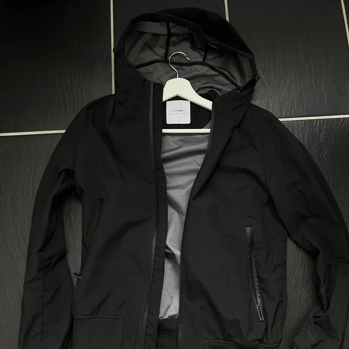 Svart vindjacka från Clayton