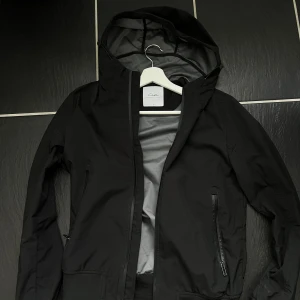 Svart vindjacka från Clayton - Sjukt snygg jacka från Clayton ett italienskt märke🇮🇹. Sitter riktigt bra och passar till allt, storlek M. 