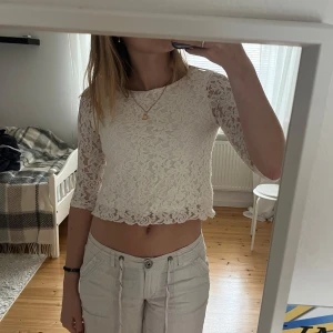 Trekvartsärmad spetströja - Köpt på hm för länge sen🤍