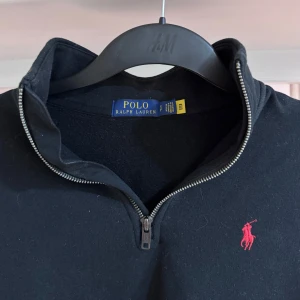 Ralph Lauren Halv Zip - Tja! Säljer nu min Polo-Ralph-Lauren halv zip i storleken S! 🤩Tröjan är köpt på boozt för något år sedan och är i grymt skick! Nypriset på tröjan ligger på 2500kr! Priset är inte hugget i sten så det är bara att höra av sig vid frågor eller funderingar! 🙌🏼