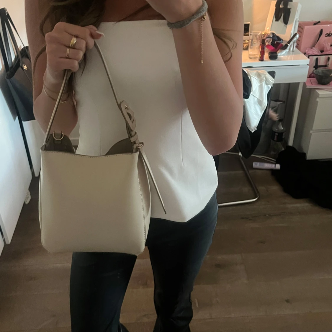 Beige axelväska med justerbart spänne