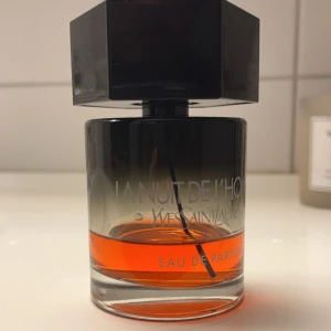 La Nuit de L'Homme Eau de Parfum - En elegant herrparfym från Yves Saint Laurent, La Nuit de L'Homme Eau de Parfum. Flaskan är cylindrisk med svart lock och har en gradient från svart till klar med orange vätska. Rymmer 100 ml. Finns ca 25 ml kvar i den, är sugen på att byta den om nån har nåt likvärdigt. 