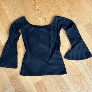 Offshoulder topp  - En jättefin topp från pull and bear som inte används längre. Den har resor över axlarna och ärmarna är halvlånga och modellen är åt det lite kortare hållet. Toppen är i stretchiga material så den skulle passa storlek xs-s🫶