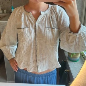 Randig blus med svarta detaljer - Säljer en luftig och tunn blus i ljusbeige med svarta detaljer 💕 Passar till allt från Zara 