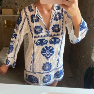 Klänning - Så fin kort klänning. Perfekt t sommaren till stranden ✨💕 Väldigt kort!!