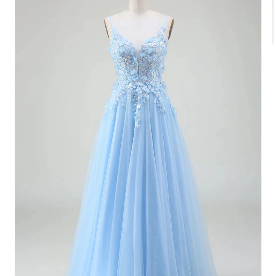 Ljusblå långklänning med blommig spets och volang