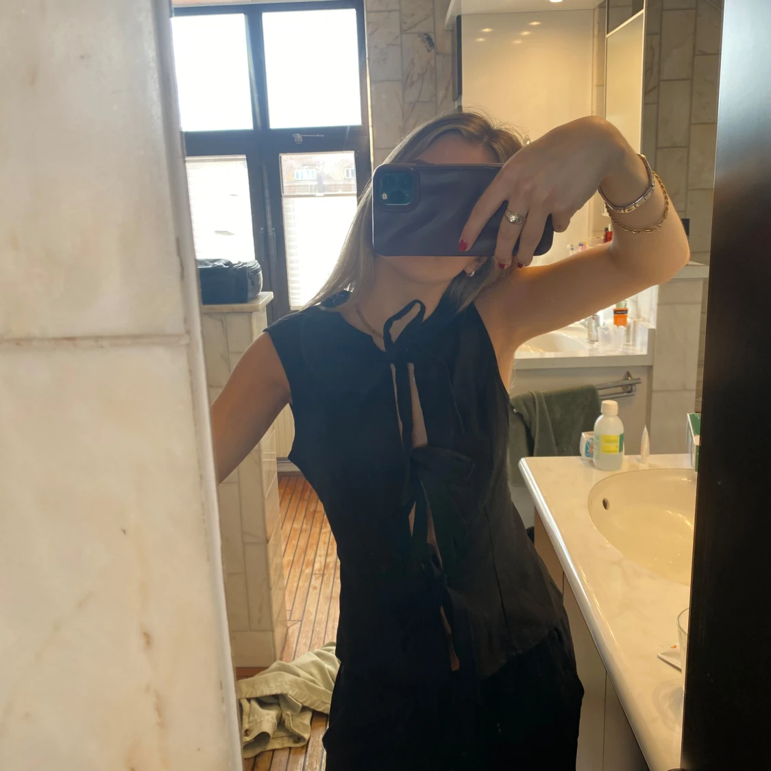 Svart ärmlös blus med knyt fram - 2