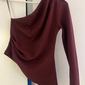 Vinröd topp - Så himla fin men har tyvärr växt ur den, därför är det ingen bild på hur den sitter på 🫶 Är i storlek 34/XS. Passar till så många olika tillfällen o alltid bra att ha ett rött plagg hemma❤️ använd 2 gånger o är därför i bra skick! 
