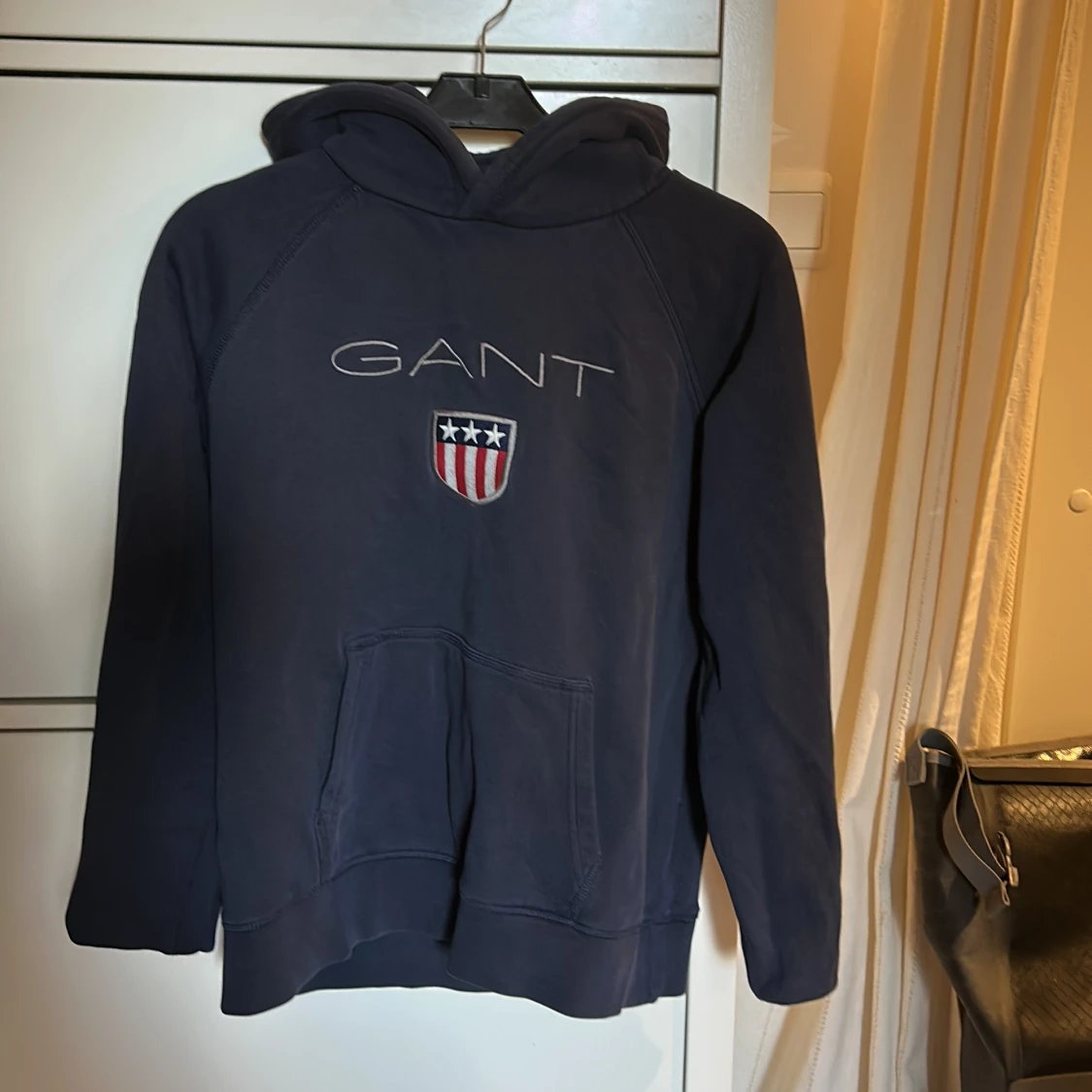 Mörkblå hoodie från GANT