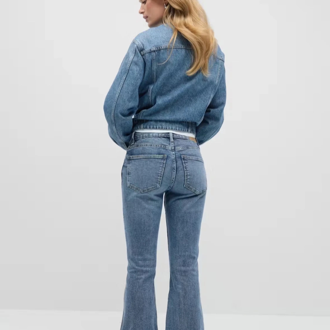 Blå jeansbyxor från Gina Tricot