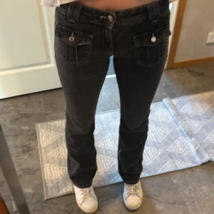 Low waist bootcut - Snygga lågmidjade jeans från Gina Young med knappfickor fram. Storlek 164 men sitter som xs/xxs💕 Jätte bra kvalitet och inga defekter. Säljer pga av att dom är lite korta i benen (är 1,63)