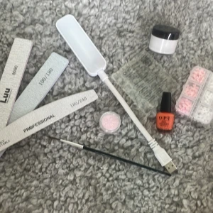 Nagel kit - Luu nails gelé i burken i färg snow white hög viskositet. En lampa så man ser bättre när man fixar naglar.3 filar i olika grits. Ett rosa glitter. En liner brush för att fixa till sin gelé elr för French.jätte fint nagellack.rosetter i vit och rosa. Klister lappar för press on. Perfekt för dig som vill börja med naglar. Har bytt förpackning på vita gelé t eftersom att det läckte i luu nails förpackning. Pris kan diskuteras.