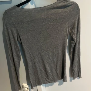Grå långärmad Intimissimi topp - Säljer en tunn och mjuk grå långärmad topp från Intimissimi. Modellen är figurnära med rund halsringning och tillverkad i ett stretchigt material som sitter skönt på kroppen. Skicka gärna till mig vid vidare frågor😊🫶🩷