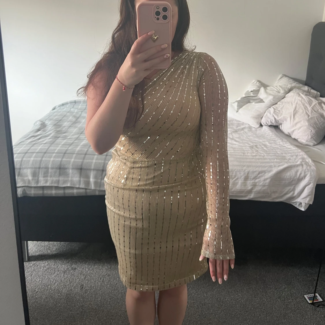Guldig glittrig one shoulder klänning - 3