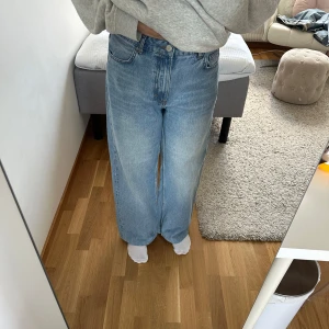 High waist jeans från NLY Jeans - Säljer ett par blåa jeans från NLY Jeans med wide leg-passform och hög midja. Dem är använda väl, är lite trasiga längst ner på kanten (se bild). Jag är 163cm och dem är perfekta i min längd. 😊
